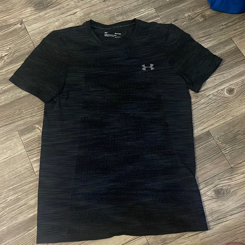 Under-armor small athletic shirt